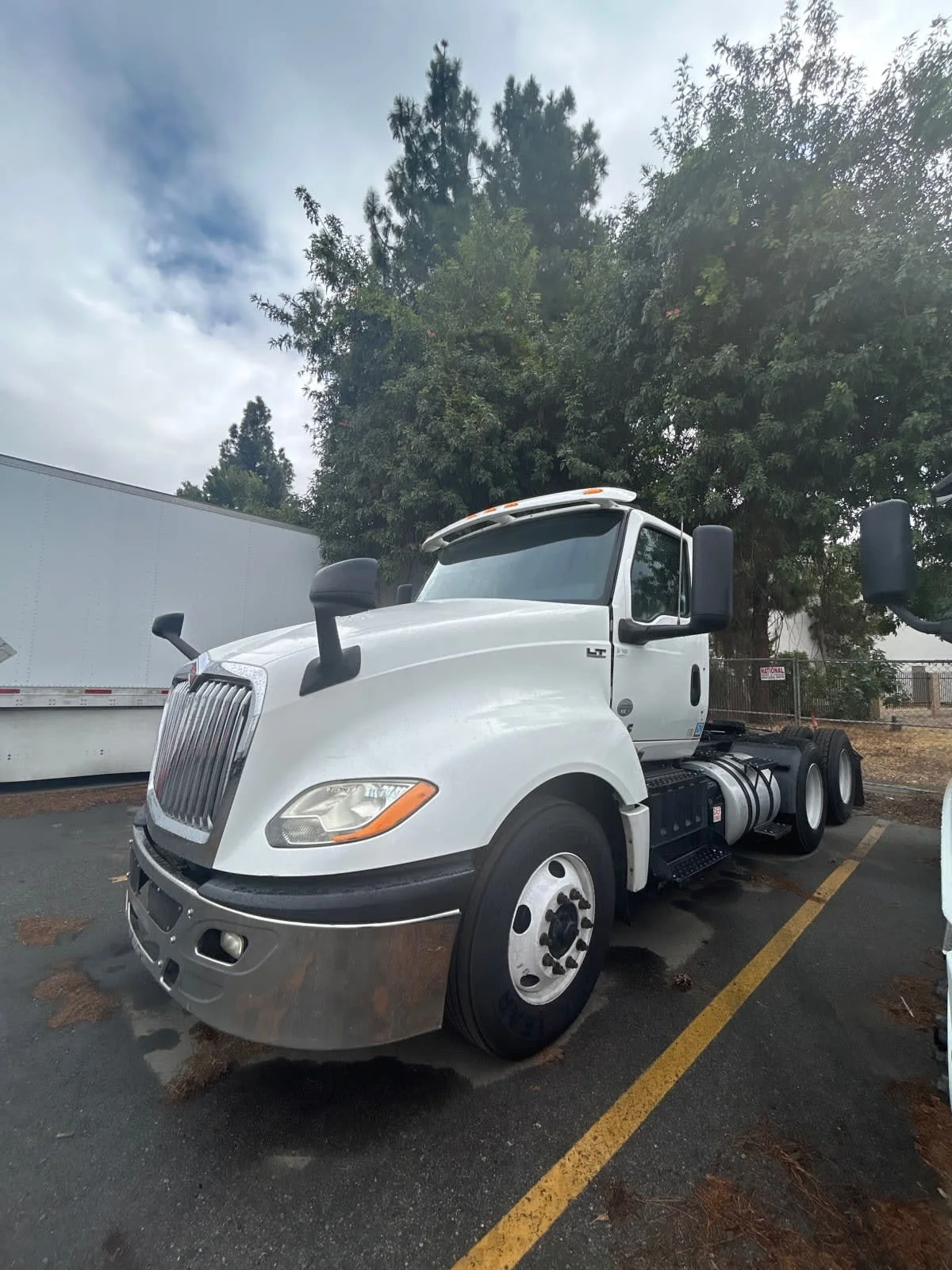 2019 International LT - image 3