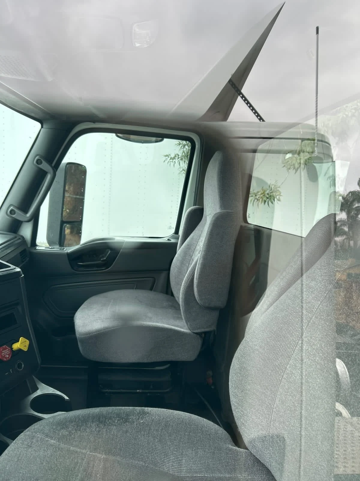 2019 International LT - image 7