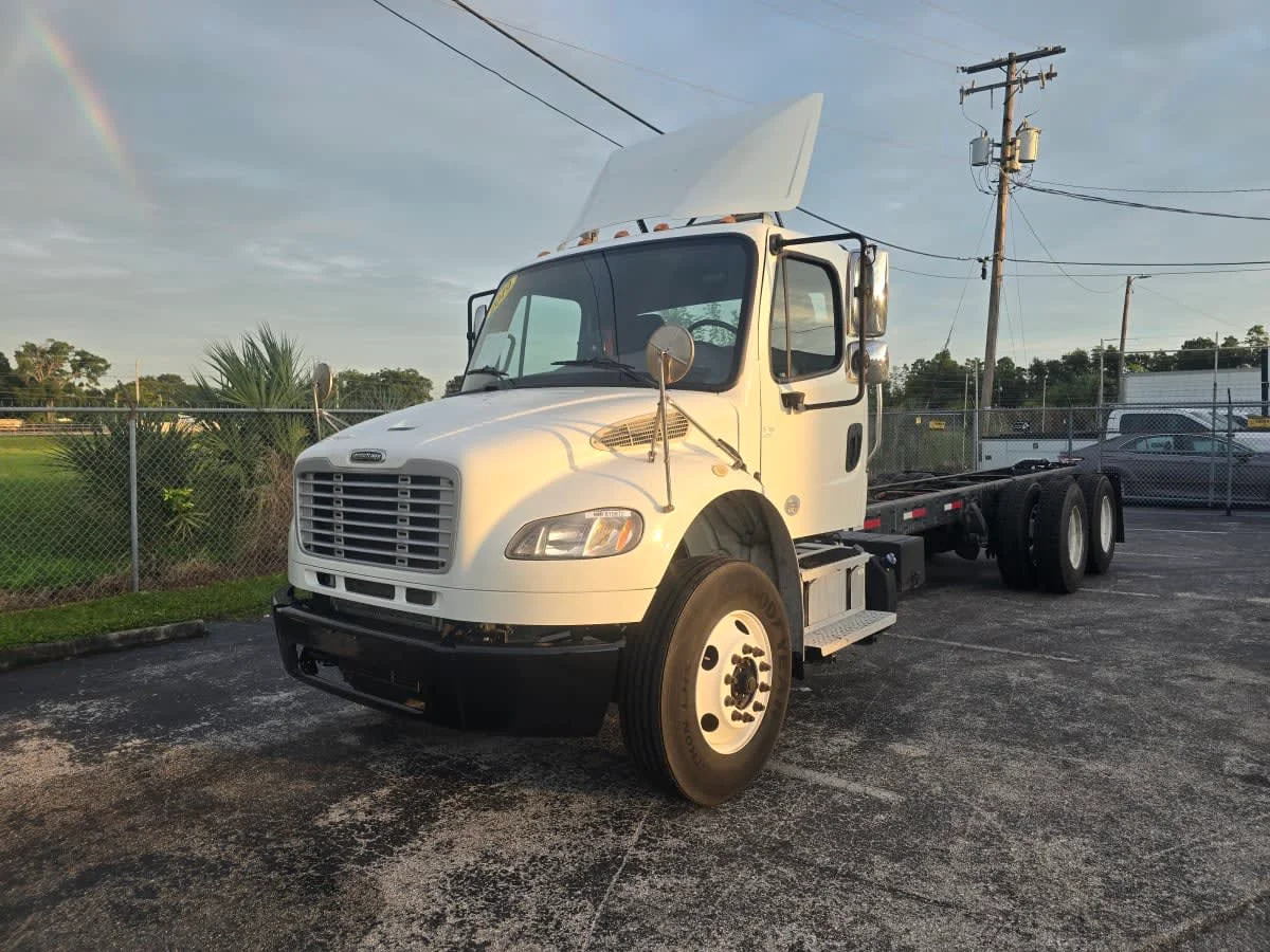 2019 Freightliner M2 106 in Tampa, FL — photo 3