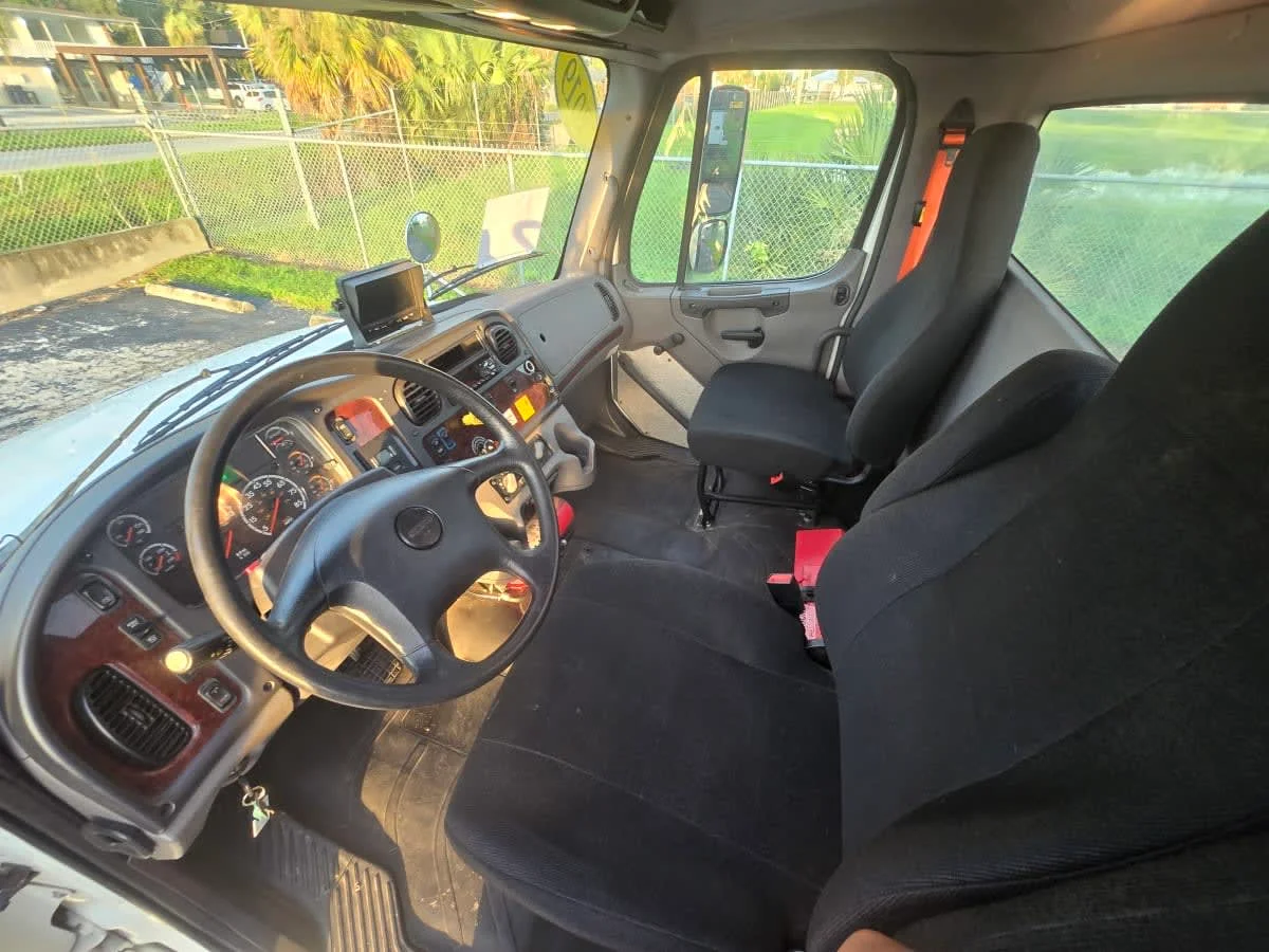 2019 Freightliner M2 106 in Tampa, FL — photo 7