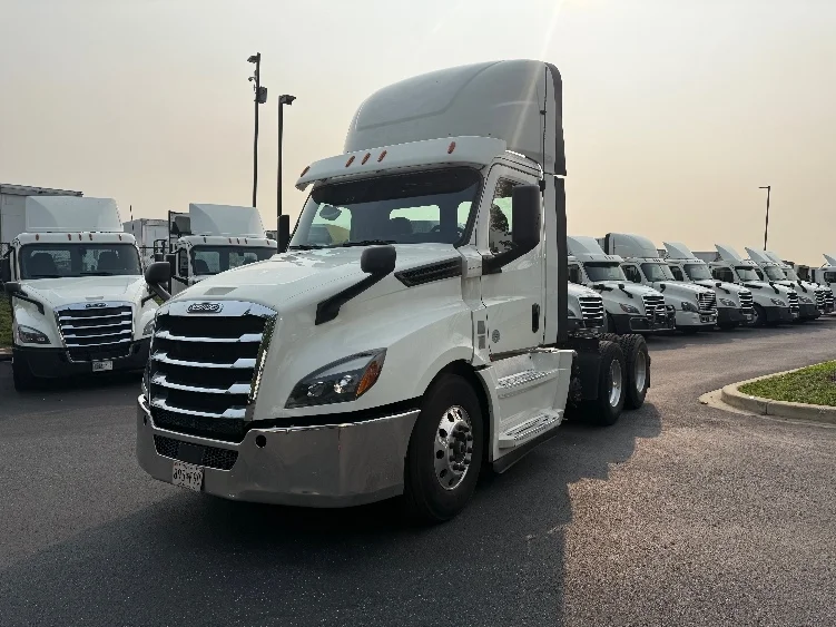 2019 Freightliner Cascadia in Jessup, MD — photo 3