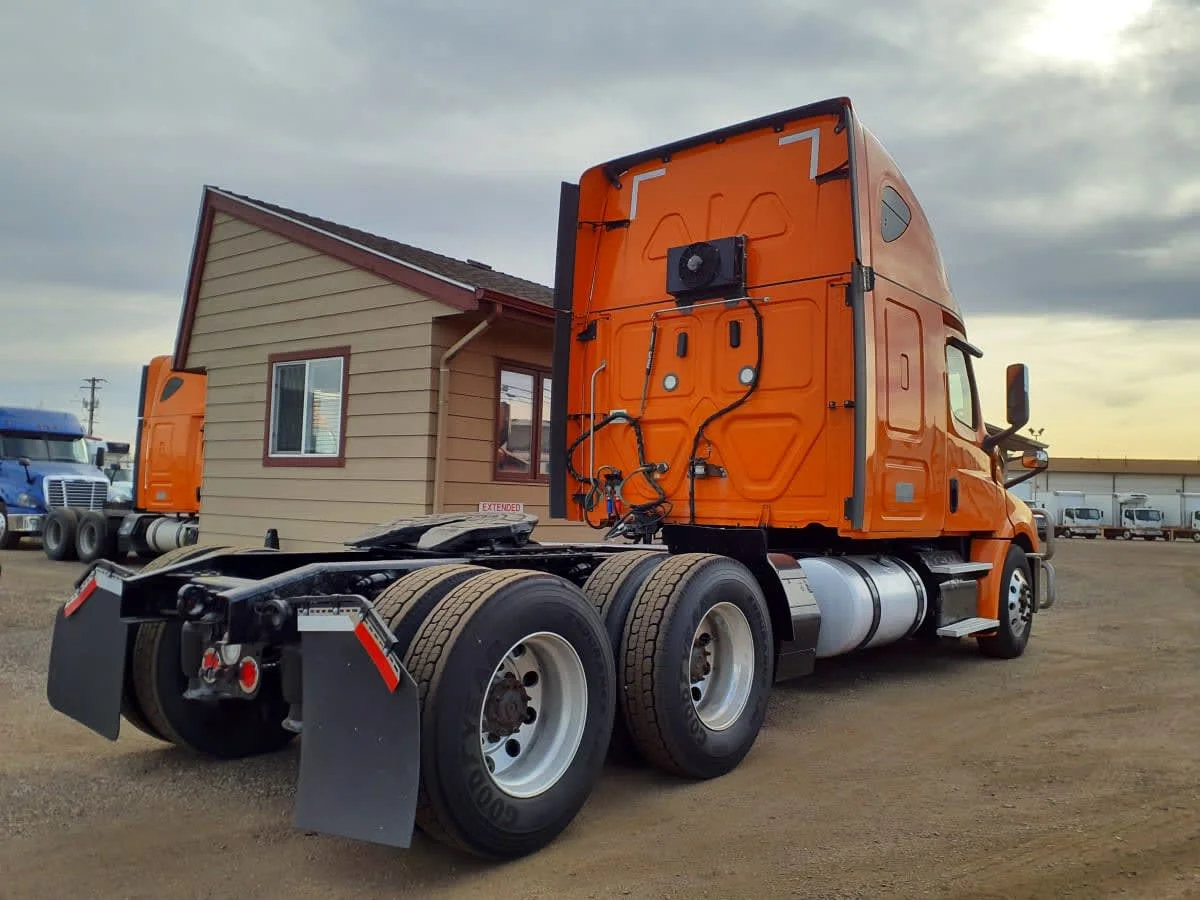 2019 Freightliner Cascadia - image 4