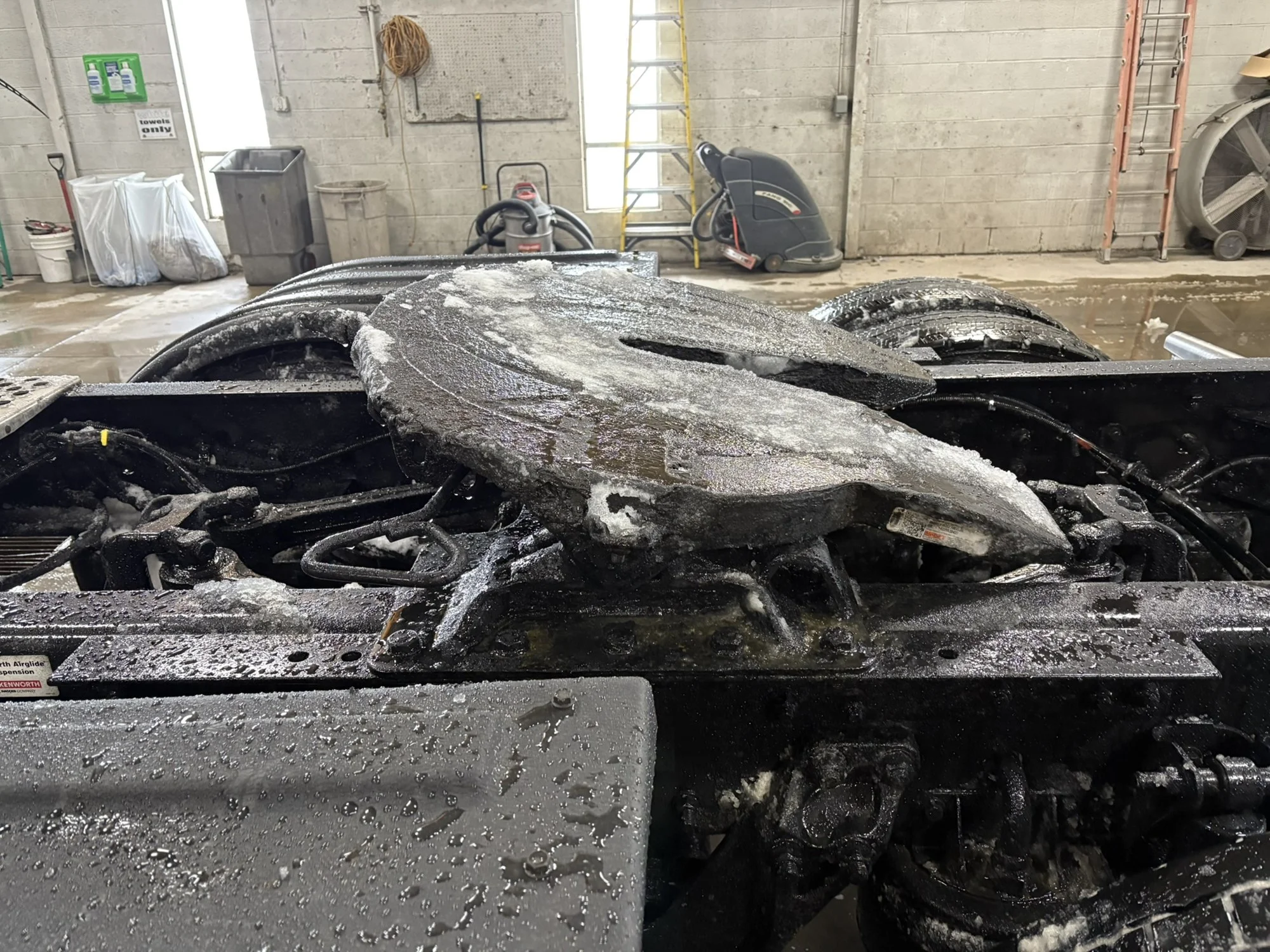 2023 Kenworth T880 - image 11