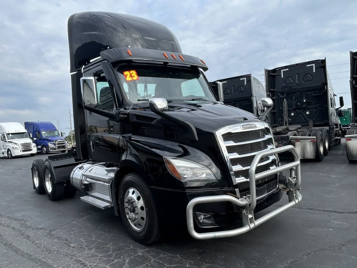 2023 Freightliner Cascadia — photo 2