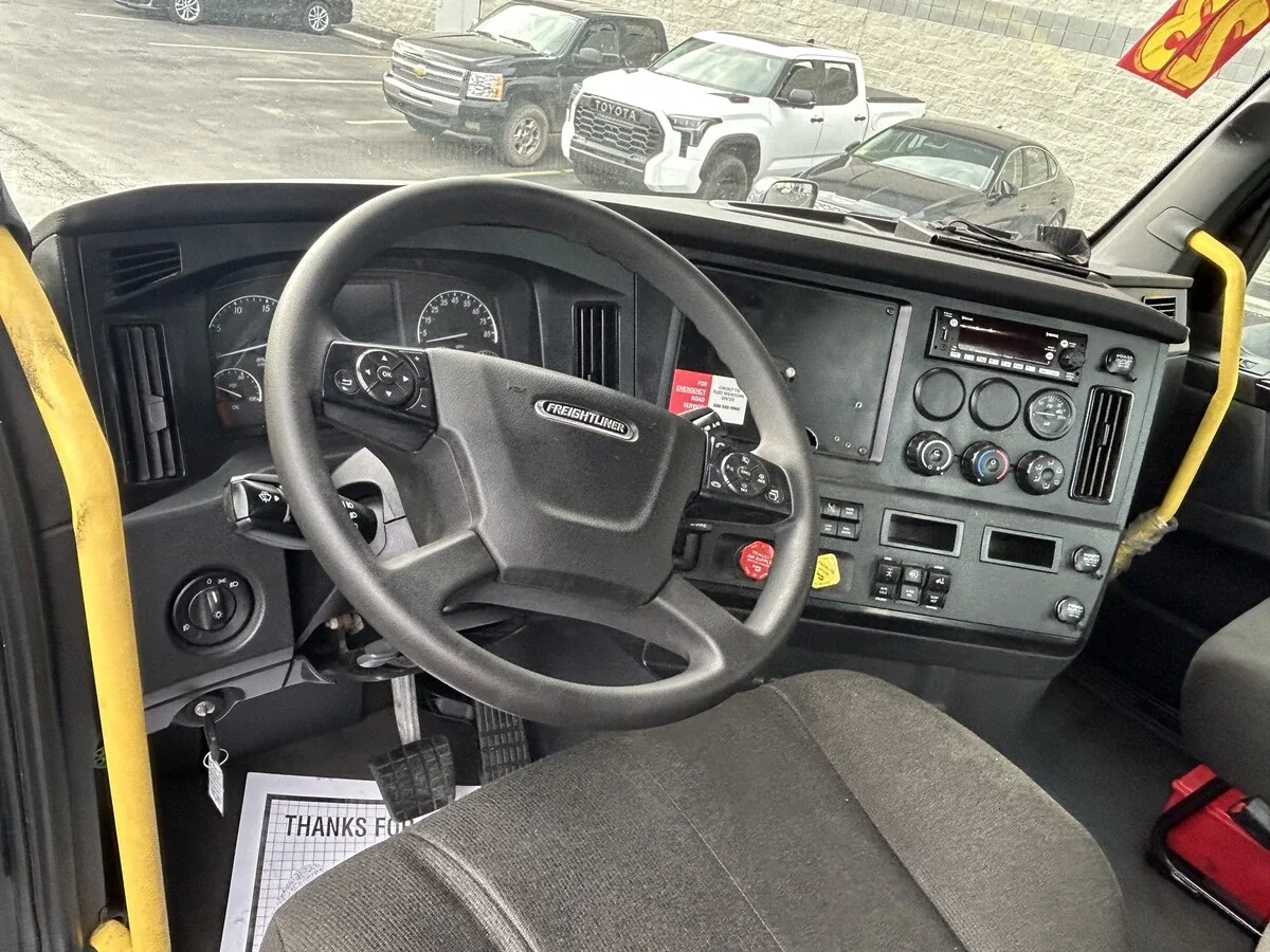 2023 Freightliner Cascadia — photo 6