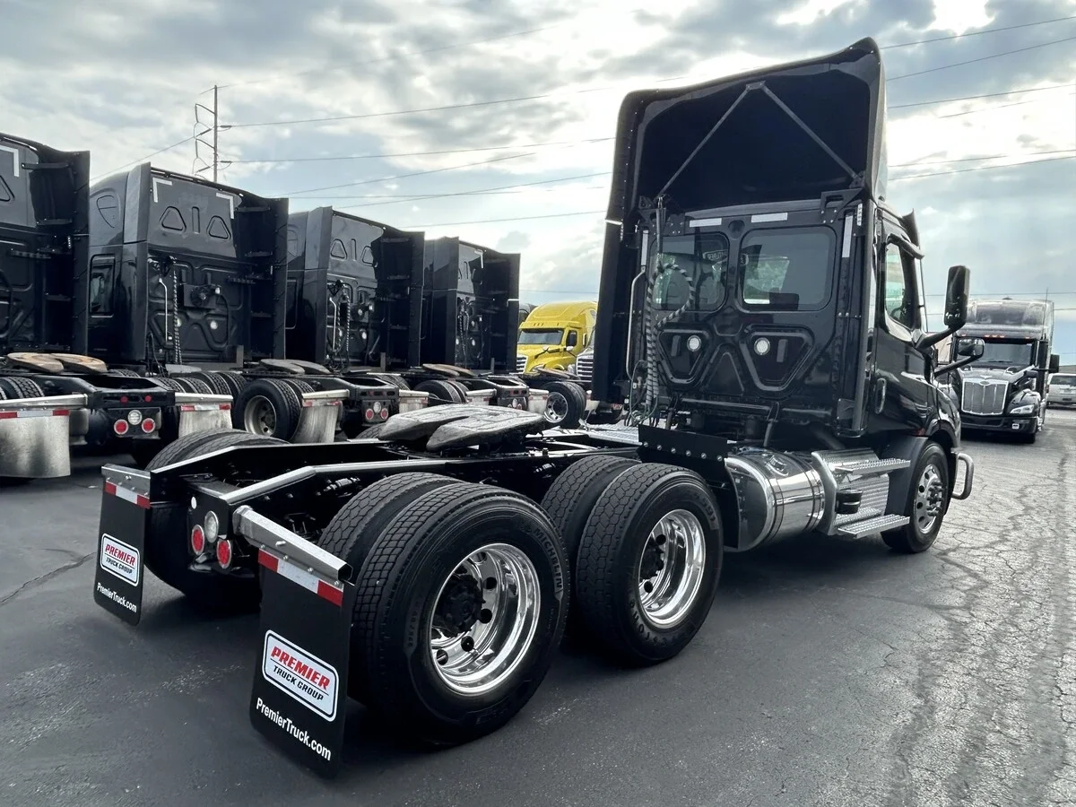 2023 Freightliner Cascadia — photo 4