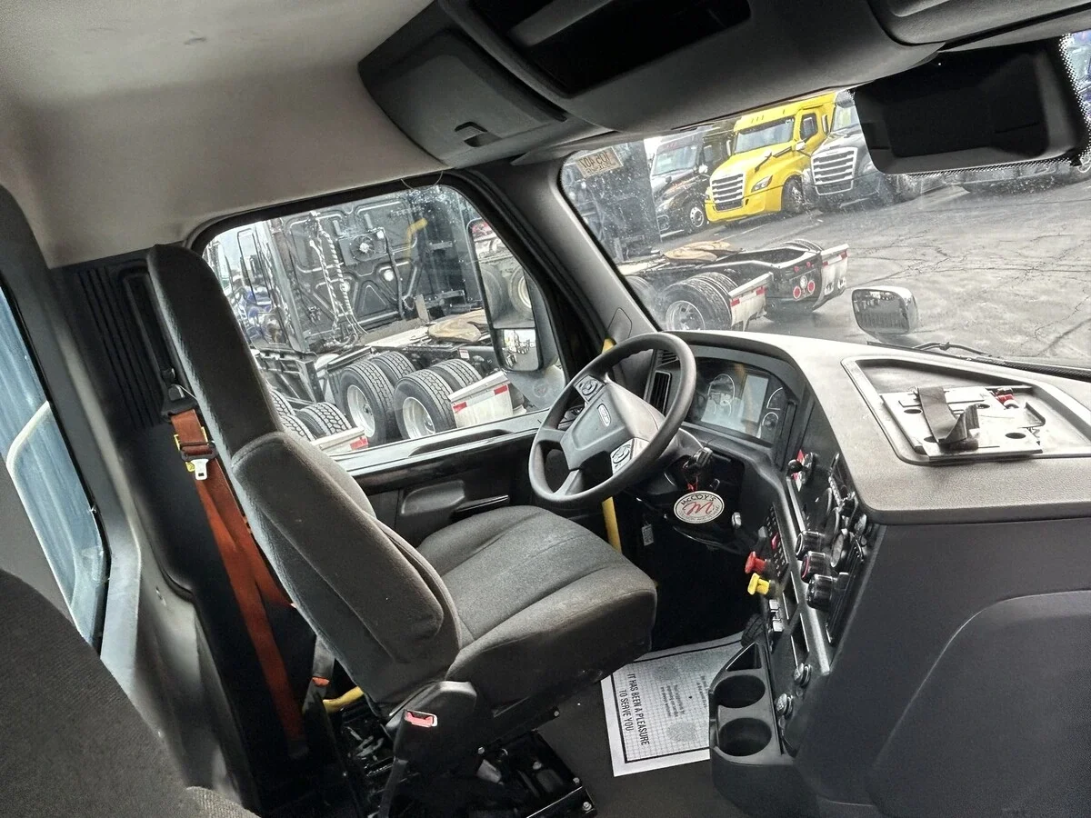 2023 Freightliner Cascadia — photo 8