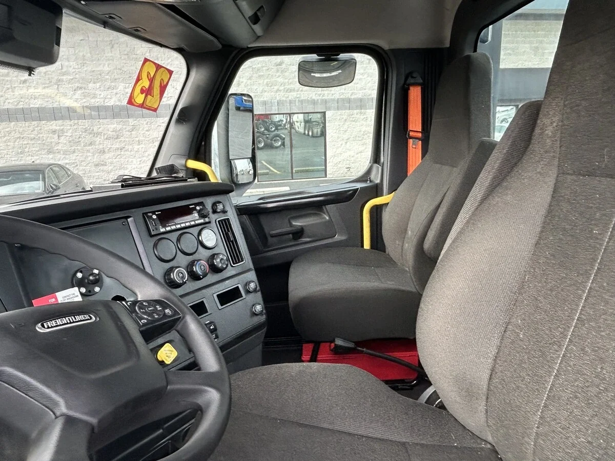2023 Freightliner Cascadia — photo 7