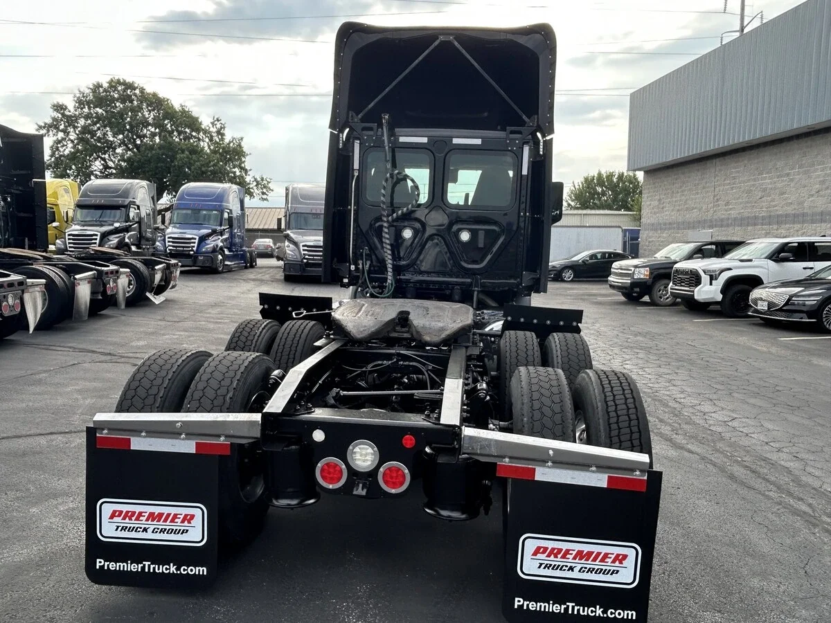 2023 Freightliner Cascadia — photo 5