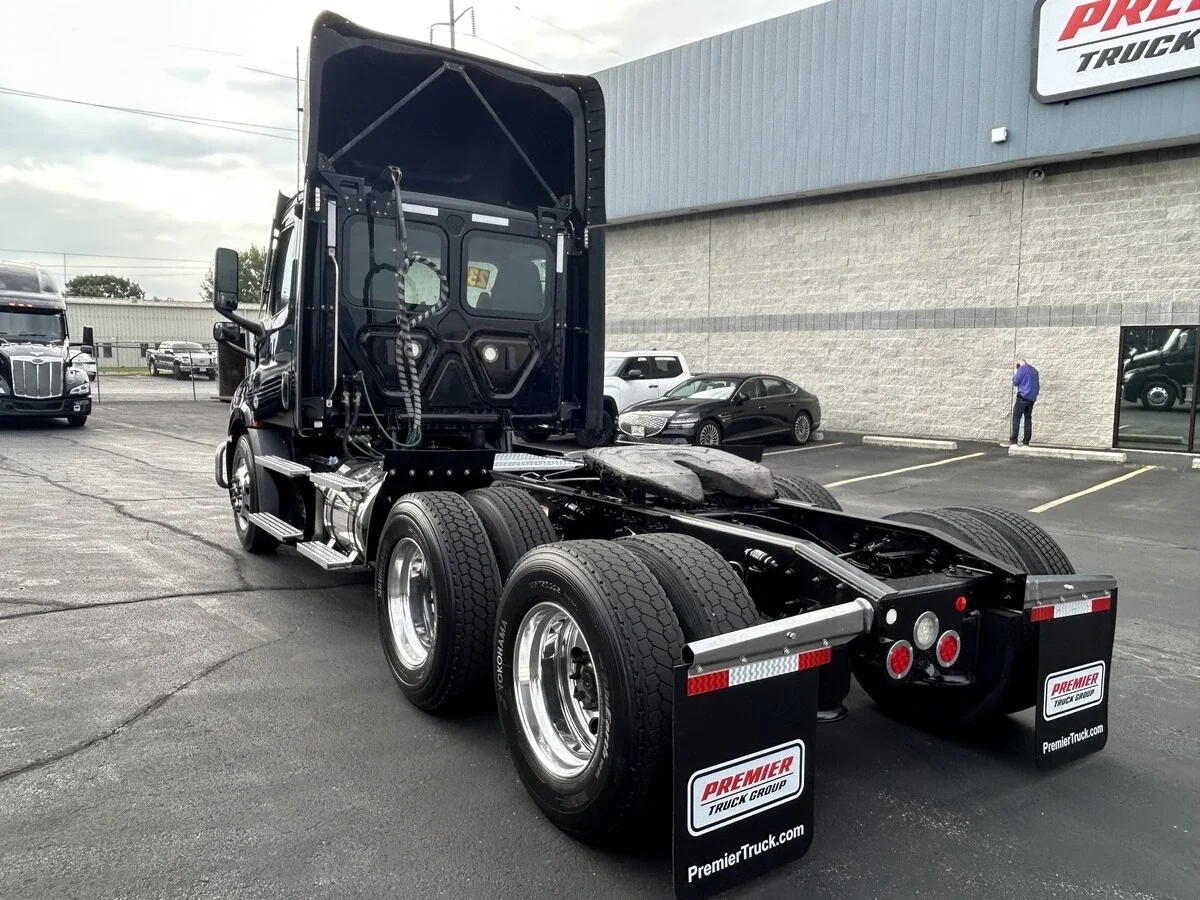 2023 Freightliner Cascadia — photo 3