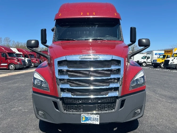 2019 Freightliner Cascadia - image 2