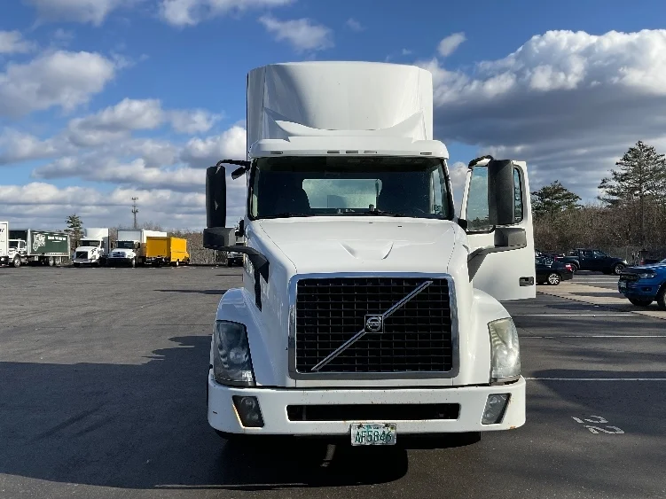 2015 Volvo VNL 300 - image 2