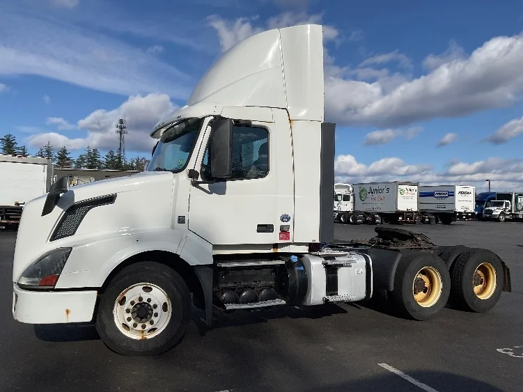 2015 Volvo VNL 300 - image 4