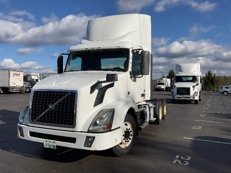 2015 Volvo VNL 300 - image 3