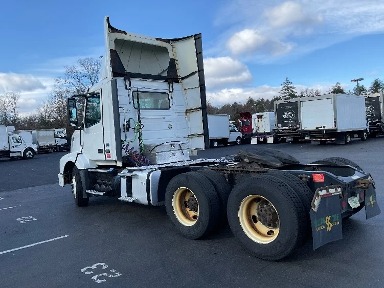2015 Volvo VNL 300 - image 5