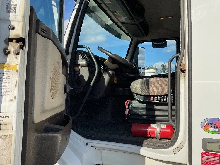 2015 Volvo VNL 300 - image 9