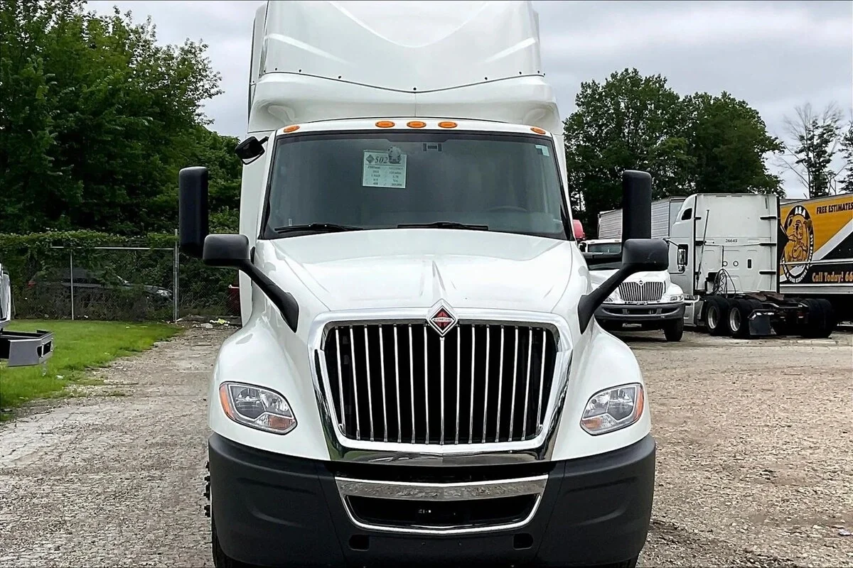 2022 International LT - image 2