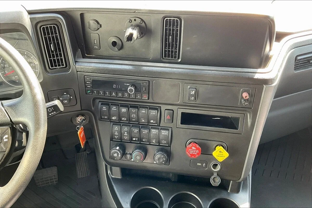 2022 International LT - image 7