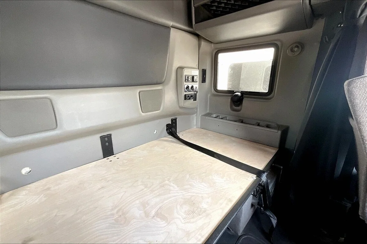 2022 International LT - image 9