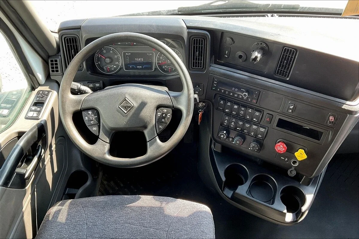 2022 International LT - image 6