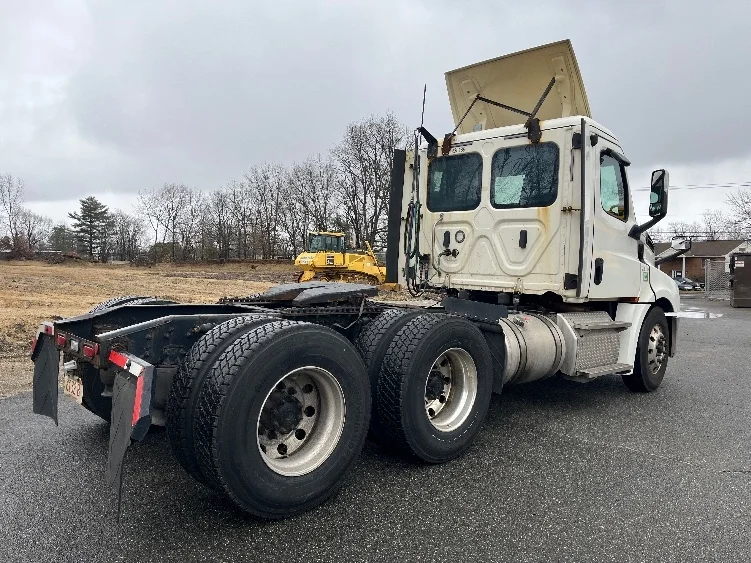 2019 Freightliner Cascadia in Chicopee, MA — photo 7