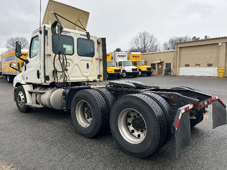2019 Freightliner Cascadia in Chicopee, MA — photo 5