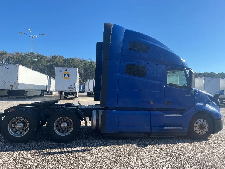 2020 Volvo VNL 760 - image 8