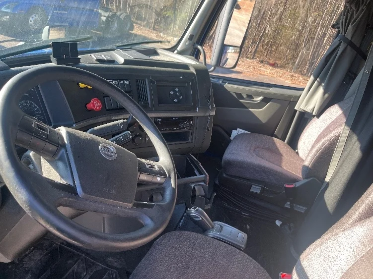 2020 Volvo VNL 760 - image 10