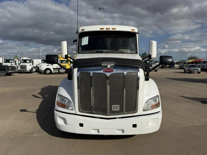 2022 Peterbilt 579 in Houston, TX — photo 9