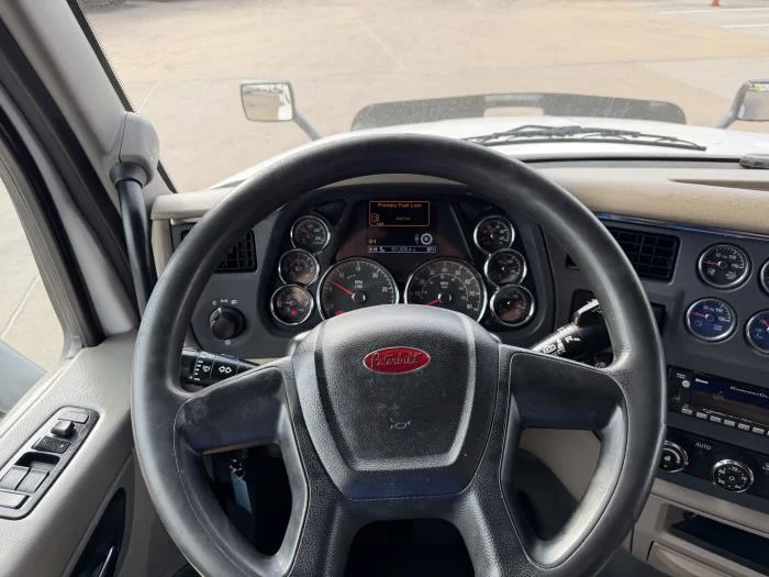 2022 Peterbilt 579 in Houston, TX — photo 36