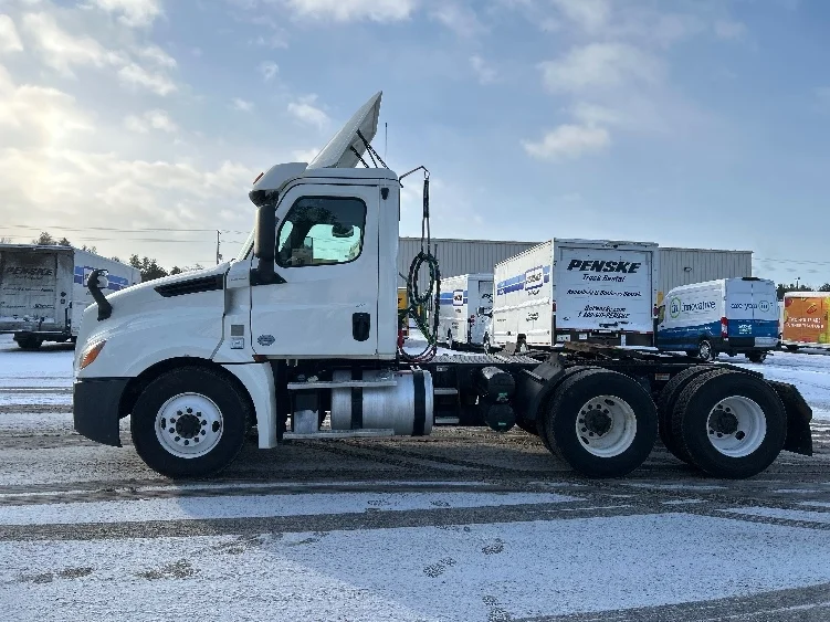 2019 Freightliner Cascadia in Brooklyn Park, MN — photo 4