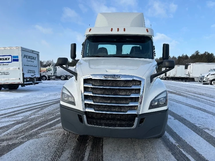 2019 Freightliner Cascadia in Brooklyn Park, MN — photo 2