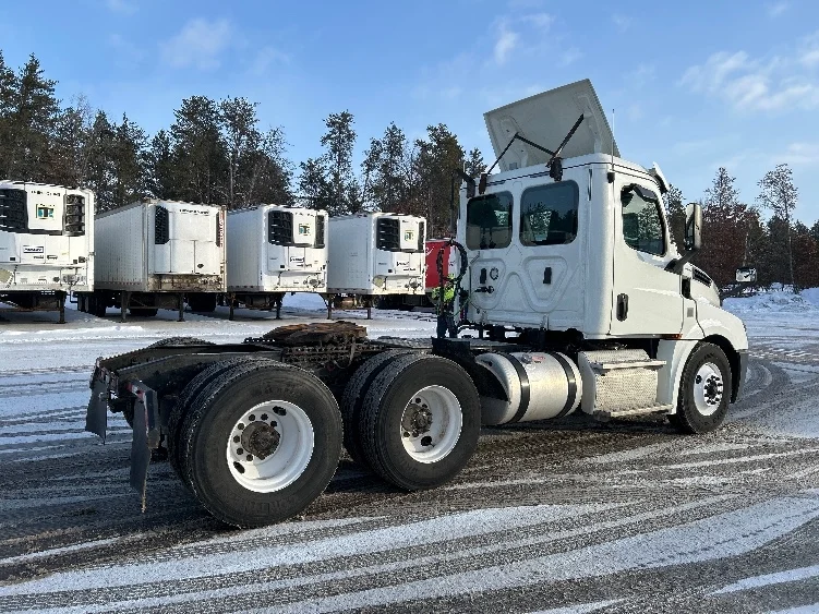 2019 Freightliner Cascadia in Brooklyn Park, MN — photo 7