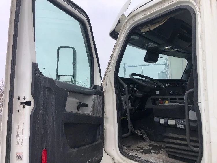 2021 Freightliner Cascadia - image 9