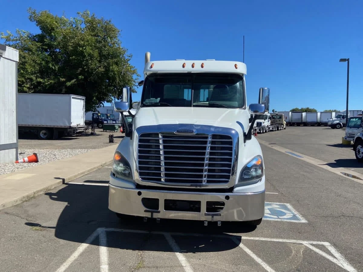 2020 Freightliner Cascadia in West Sacramento, CA — photo 2