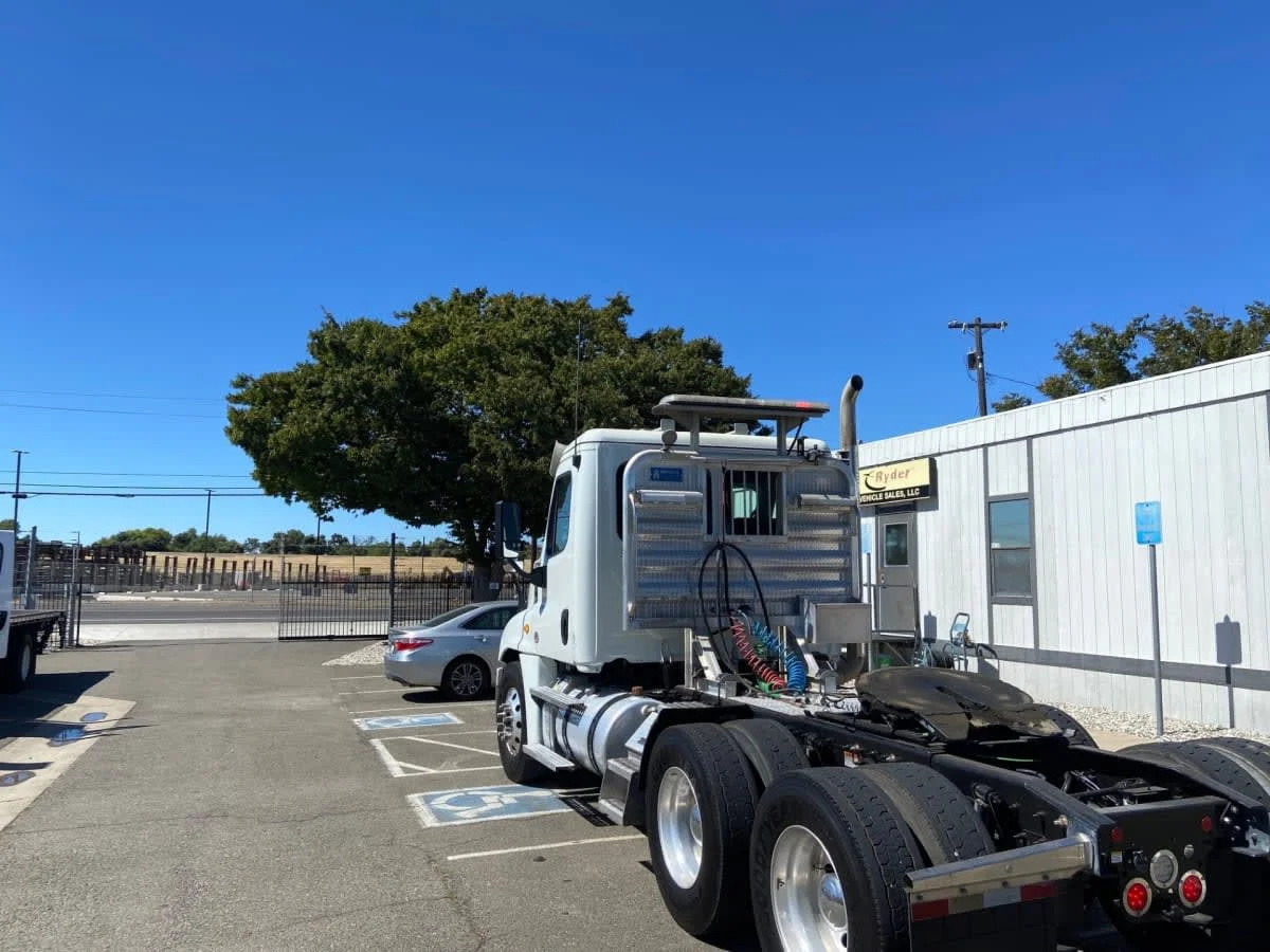 2020 Freightliner Cascadia in West Sacramento, CA — photo 6