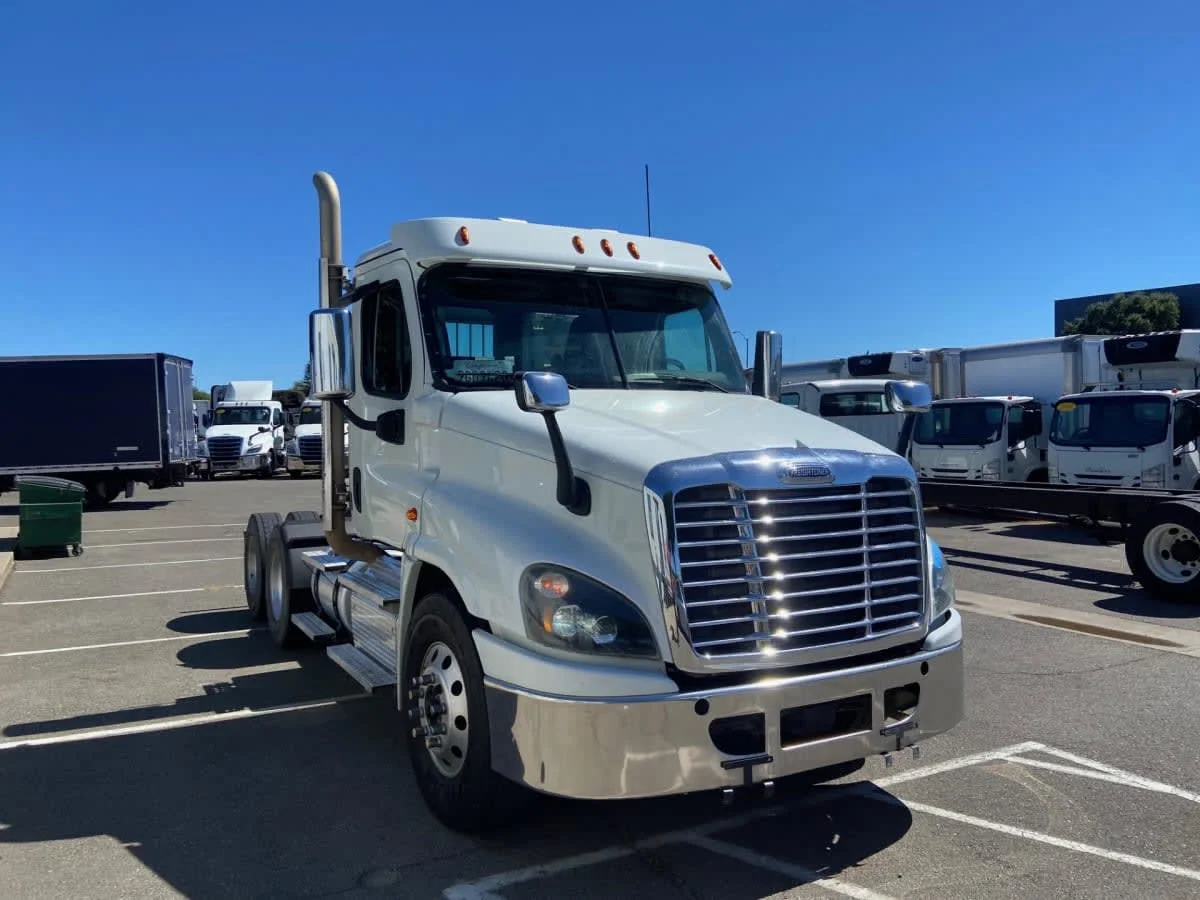2020 Freightliner Cascadia in West Sacramento, CA — photo 3