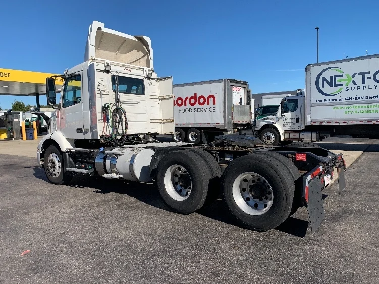 2019 Volvo VNR 640 - image 4