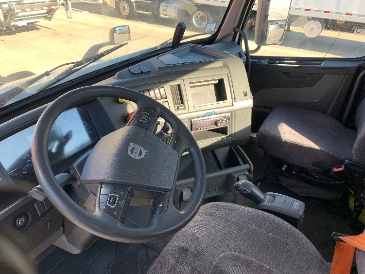 2019 Volvo VNR 640 - image 9