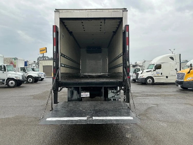 2019 Hino 268 - image 9