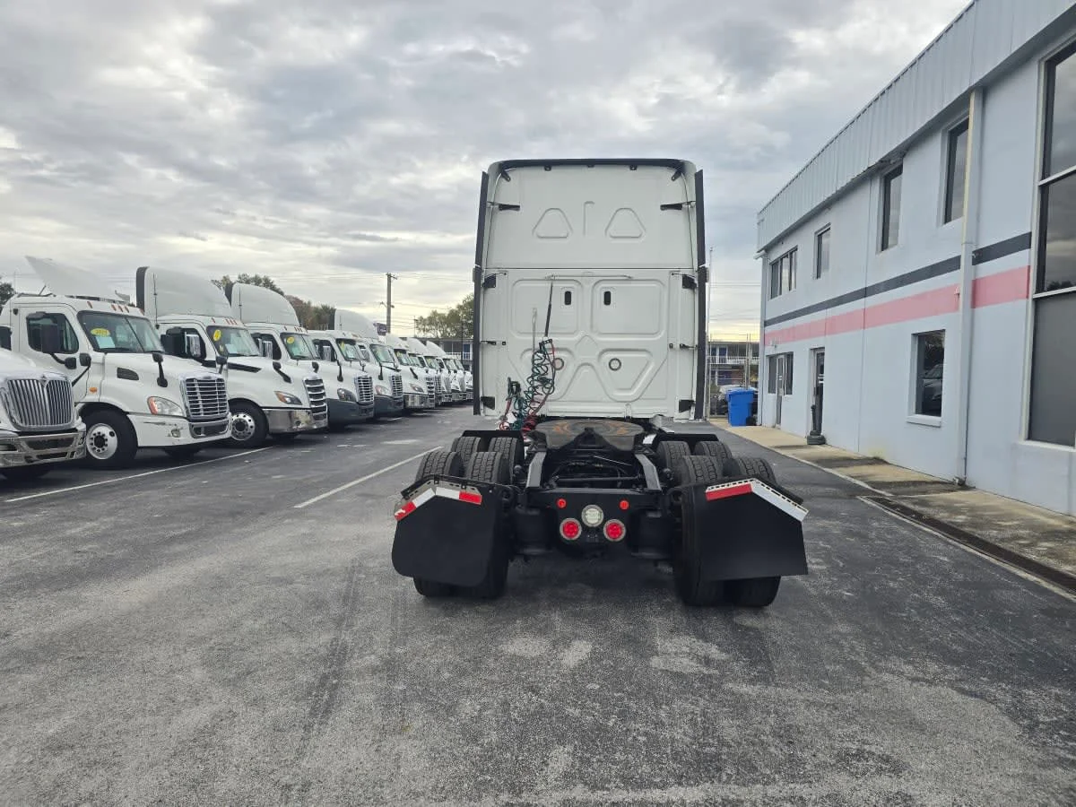 2020 Freightliner Cascadia in Tampa, FL — photo 5