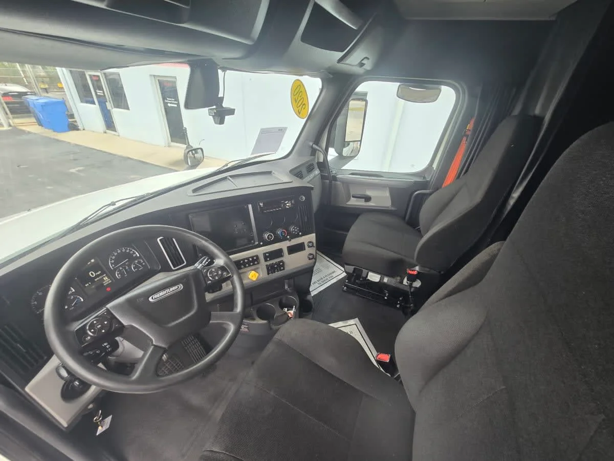 2020 Freightliner Cascadia in Tampa, FL — photo 7