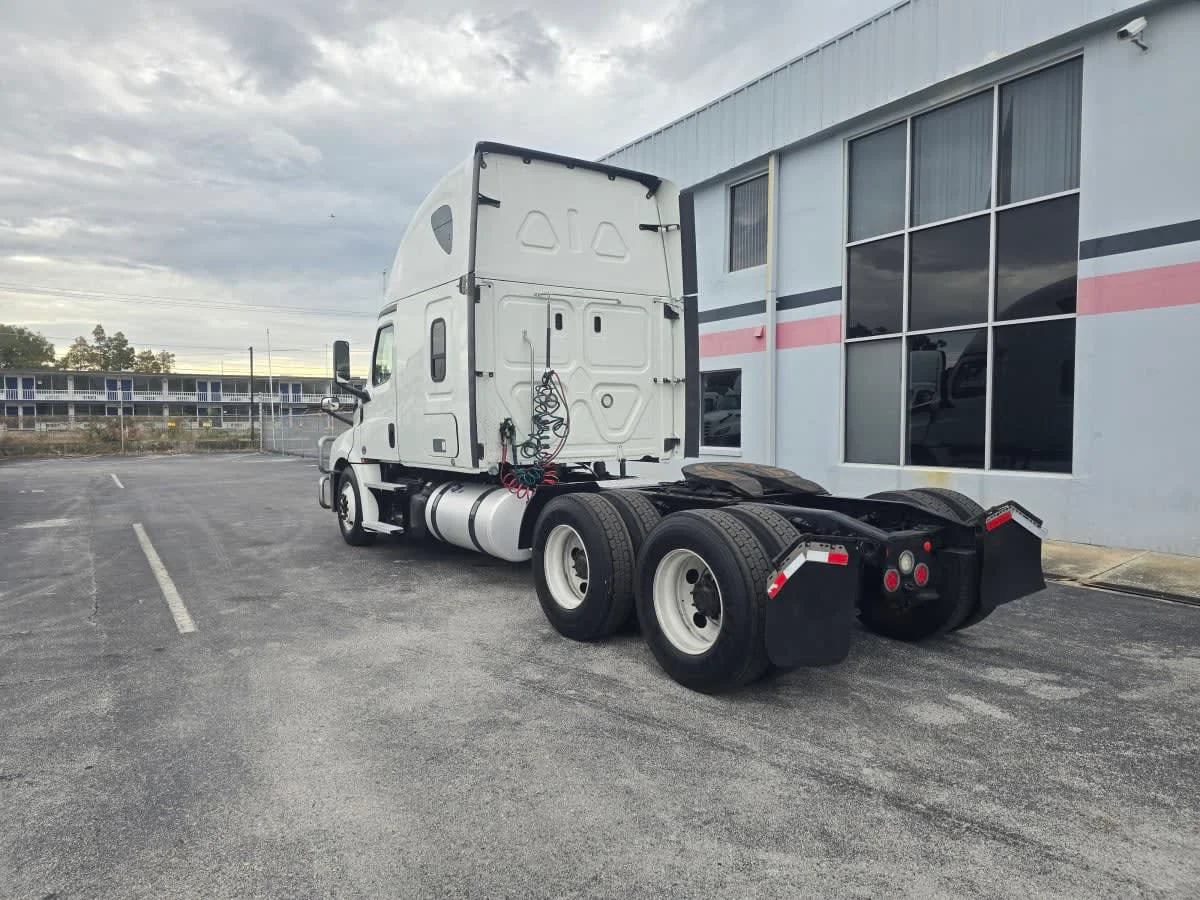 2020 Freightliner Cascadia in Tampa, FL — photo 4