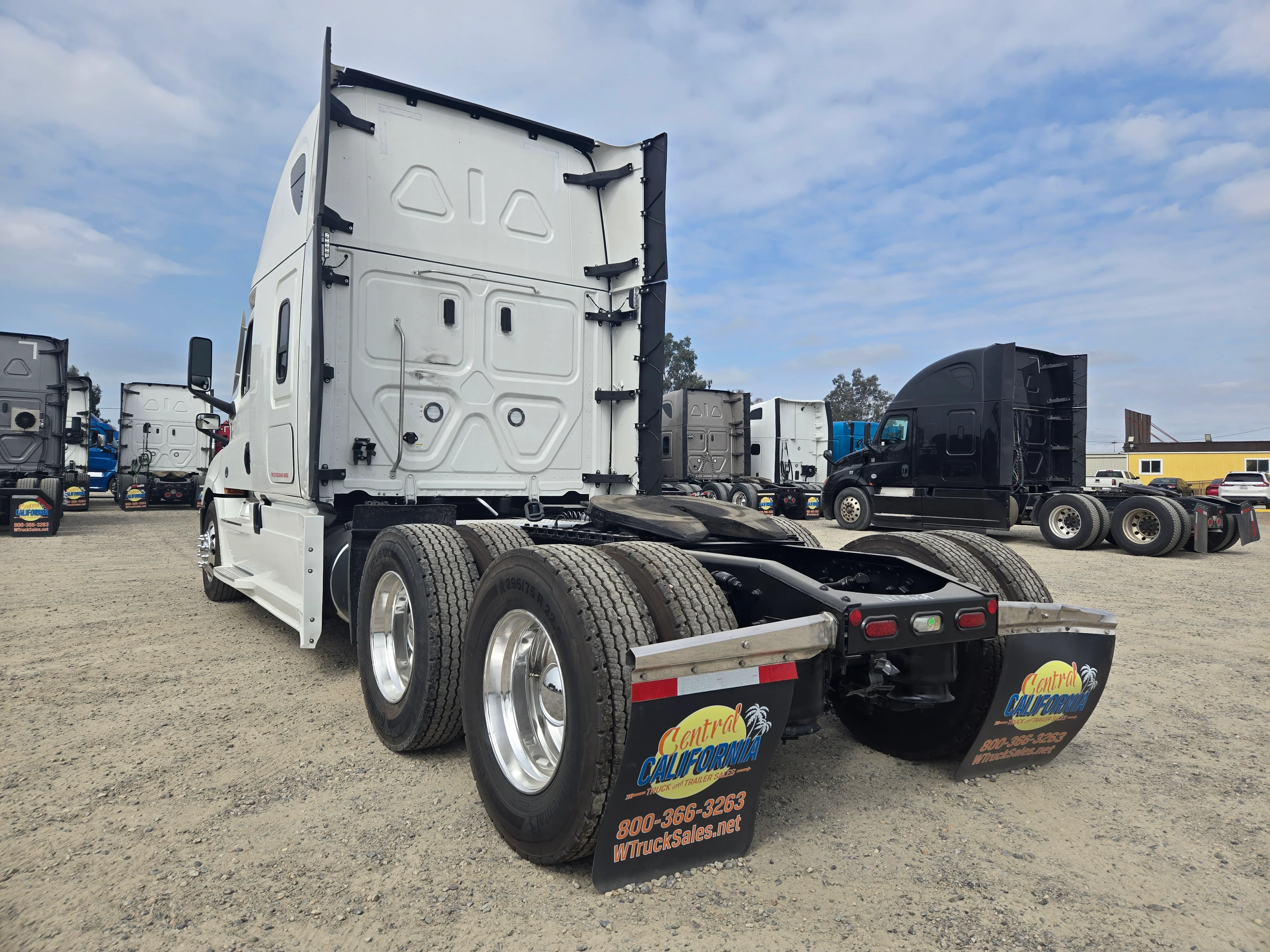 2023 Freightliner Cascadia in Fresno, CA — photo 4