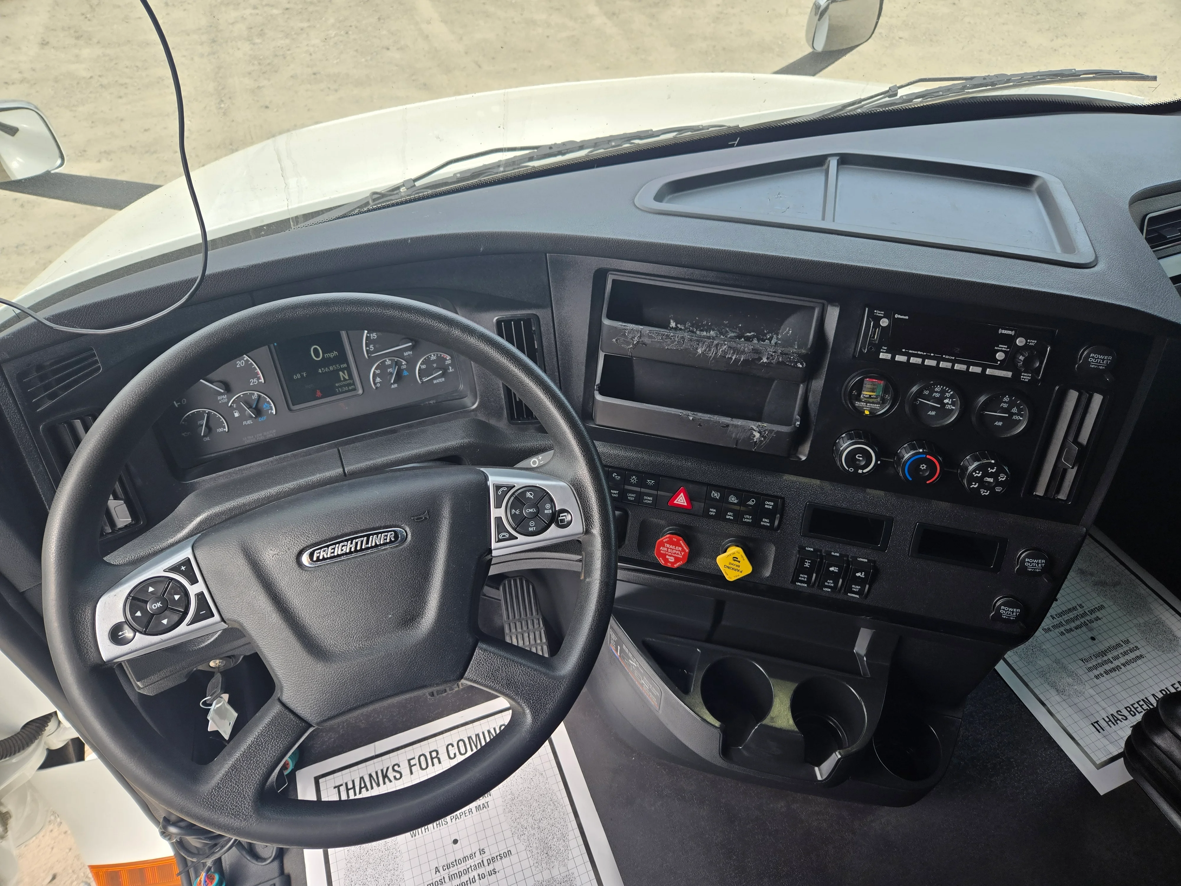 2023 Freightliner Cascadia in Fresno, CA — photo 16