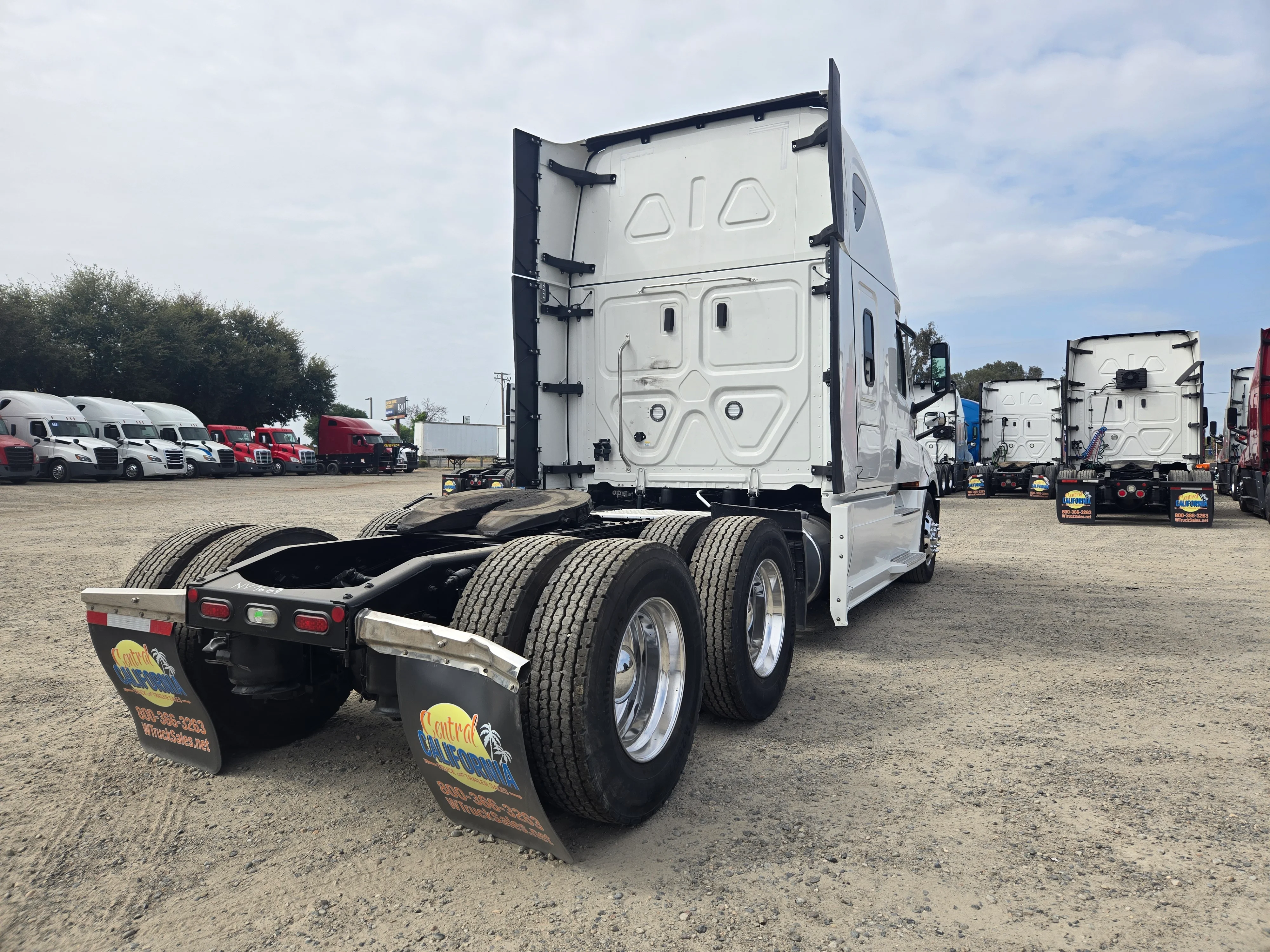 2023 Freightliner Cascadia in Fresno, CA — photo 6