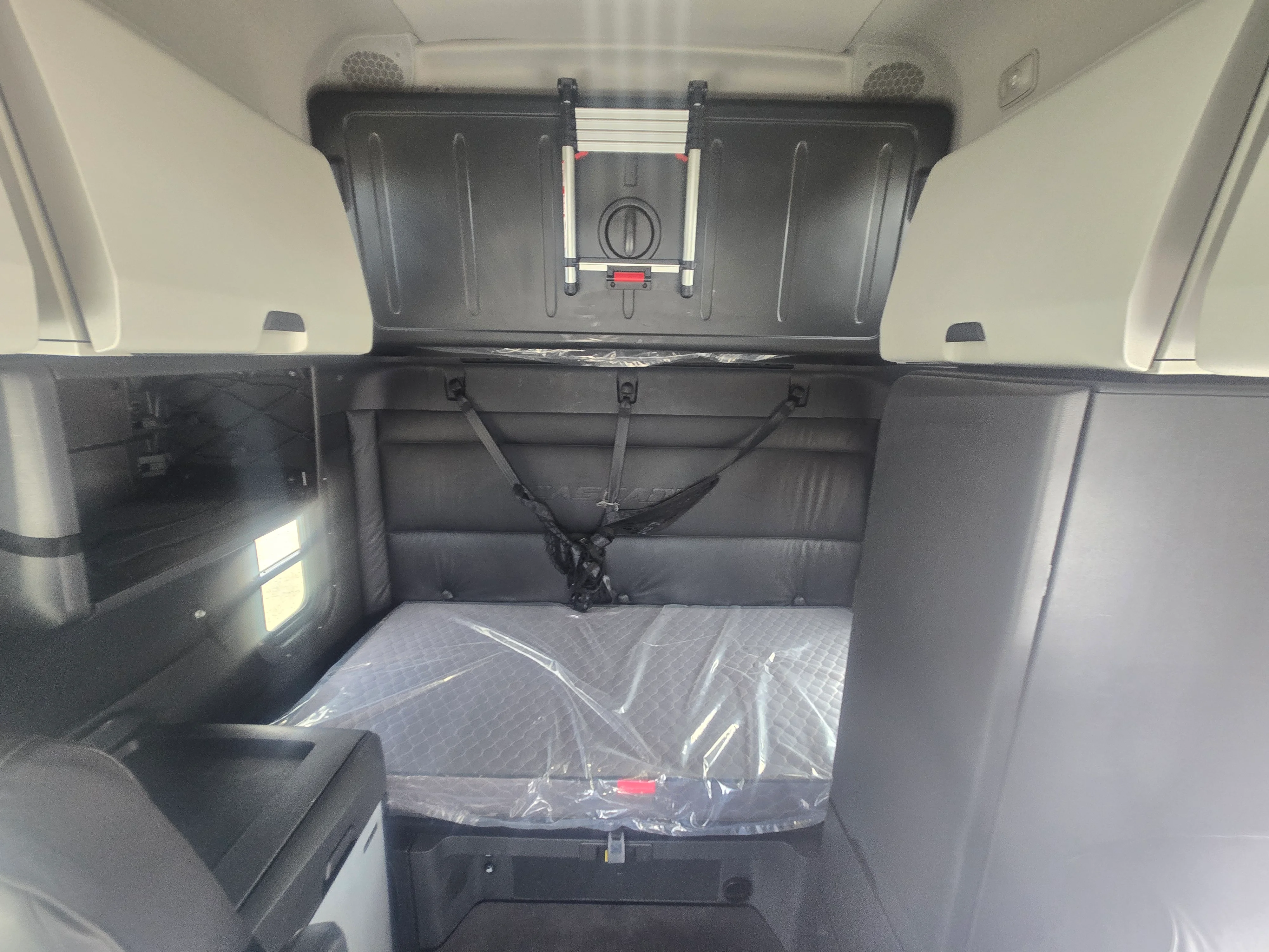 2023 Freightliner Cascadia in Fresno, CA — photo 18