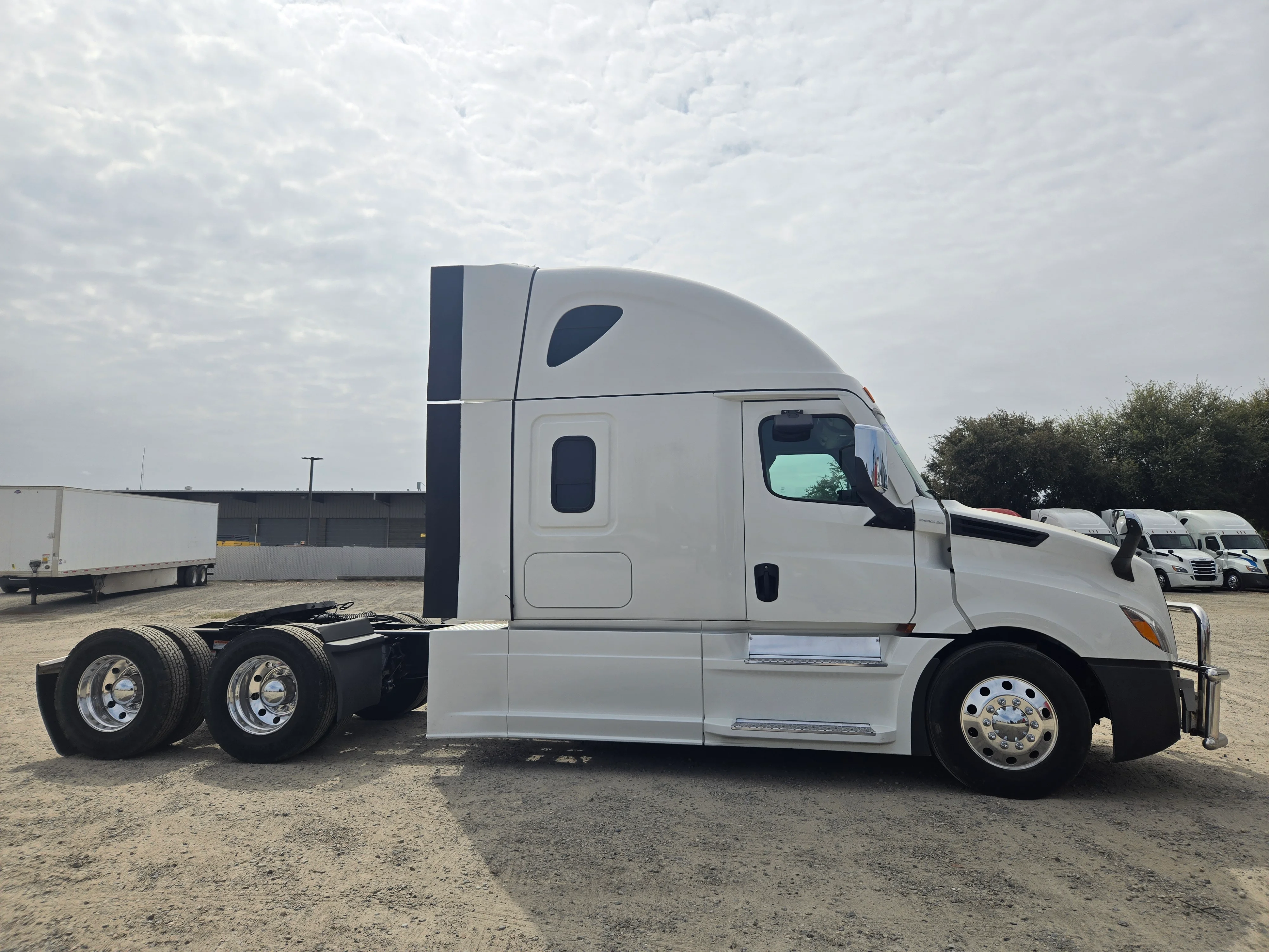 2023 Freightliner Cascadia in Fresno, CA — photo 7