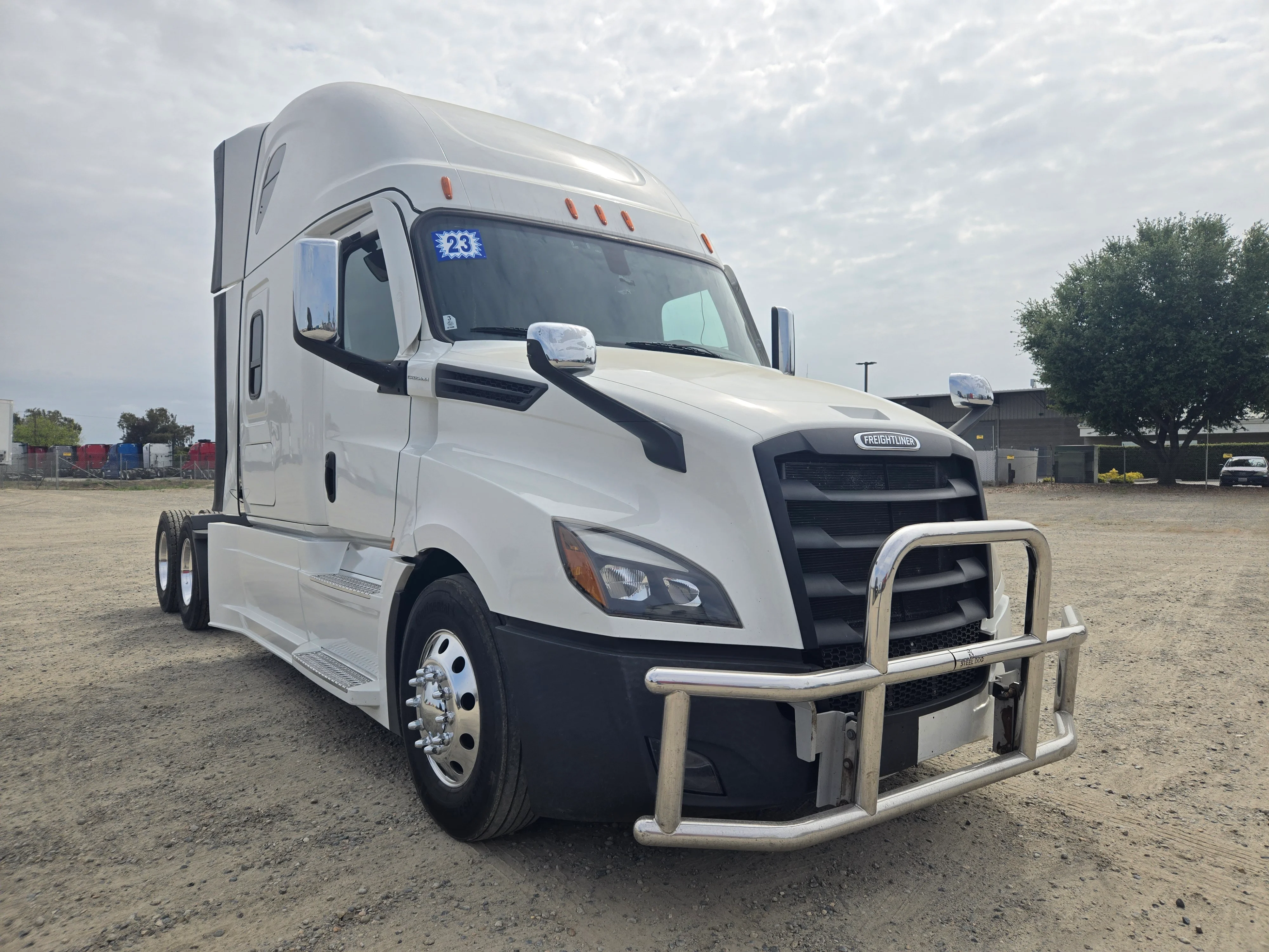2023 Freightliner Cascadia in Fresno, CA — photo 8