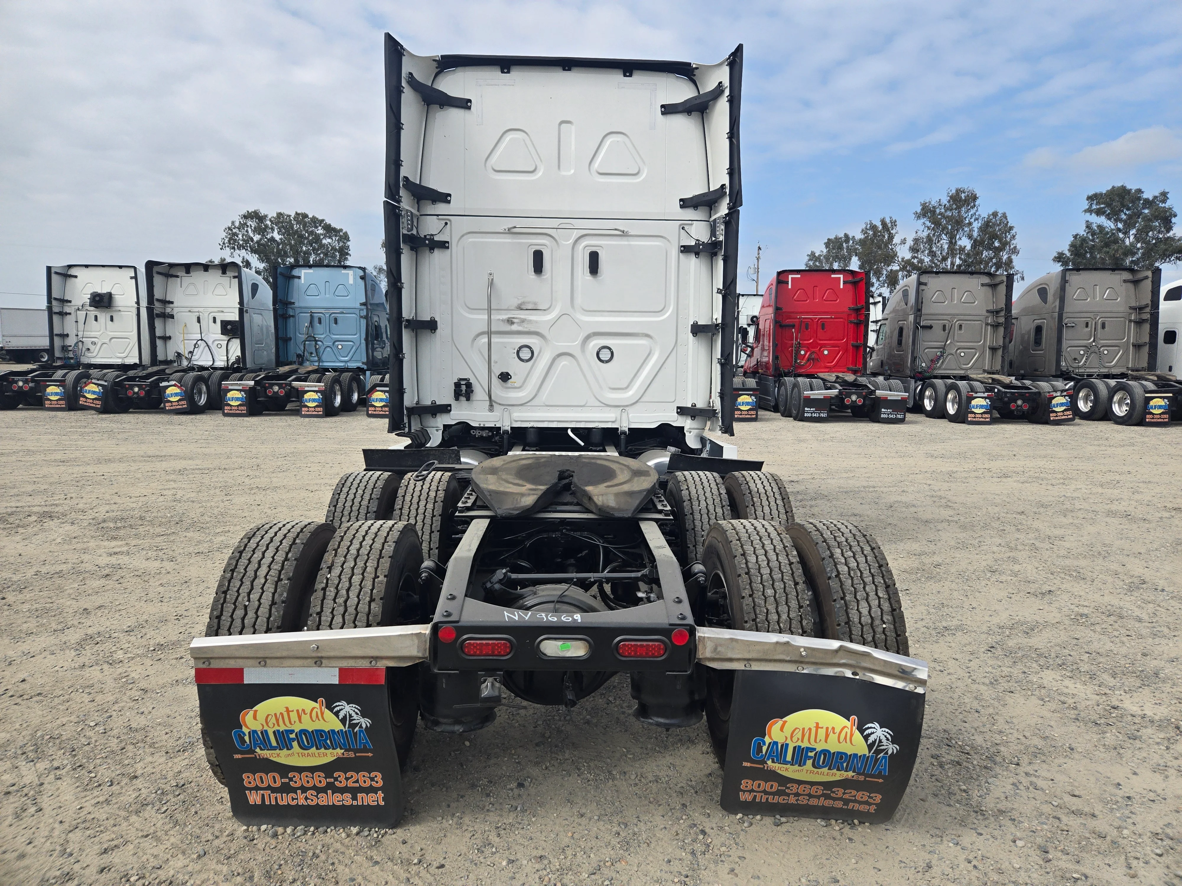 2023 Freightliner Cascadia in Fresno, CA — photo 5